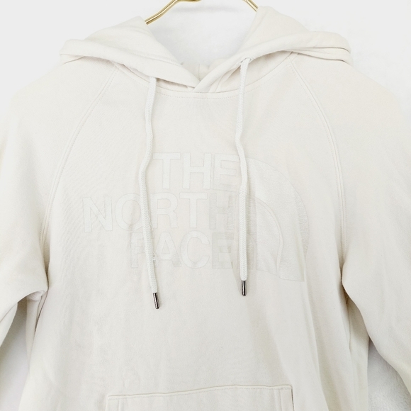 The North Face Women's White Cotton White Chest Logo Hoodie P2444 - Picture 2 of 9